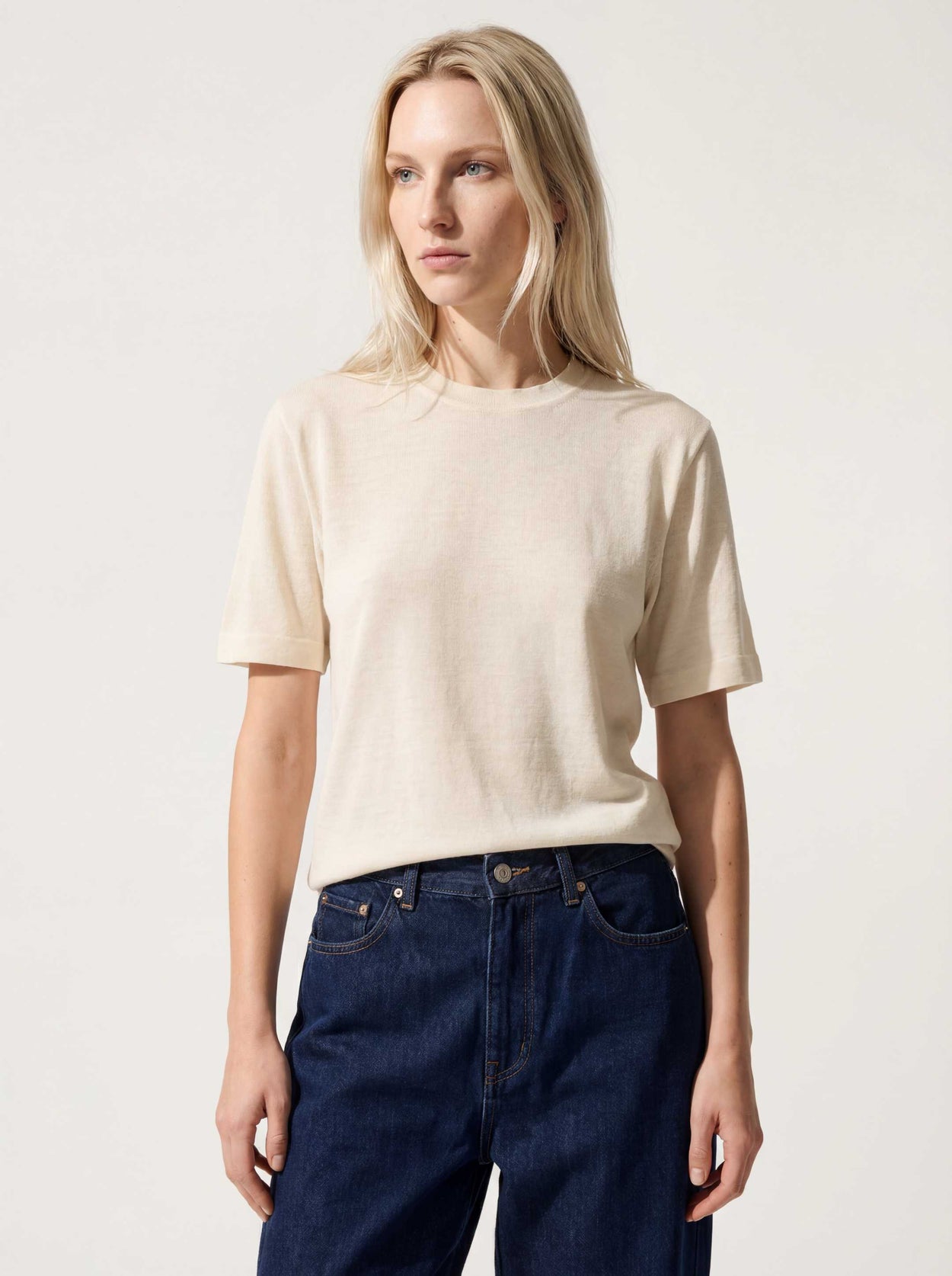 The Ultra-Light T-Shirt Almond White Female Image